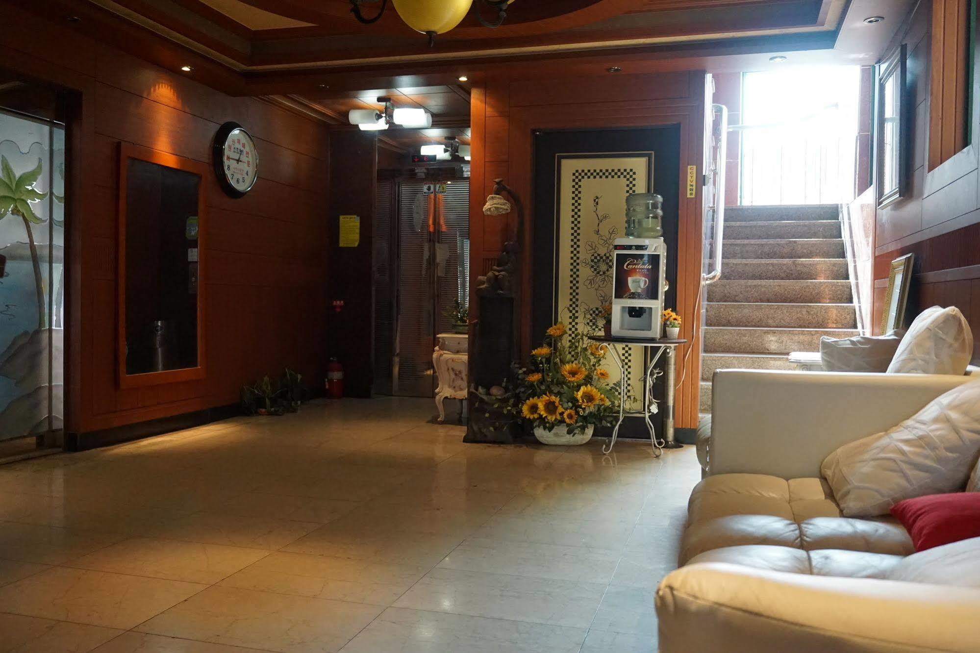Picasso Motel Haeundae Пусан Екстер'єр фото